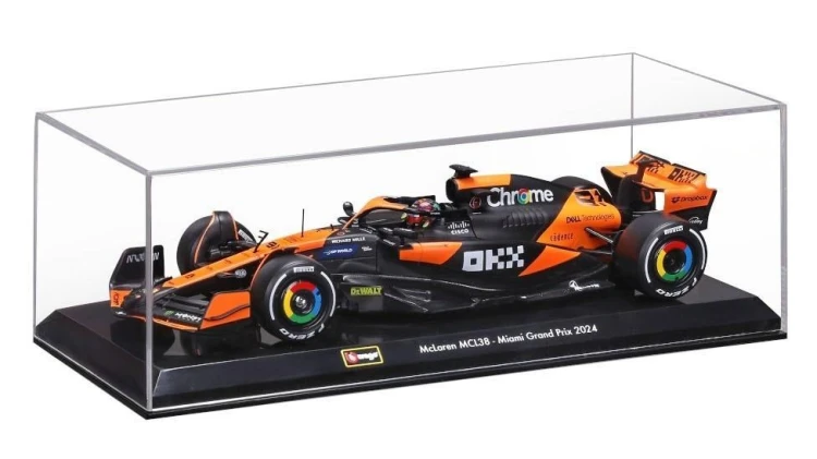 Race (Formula) W/Helmet ~ Mclaren 1:24, BBurago