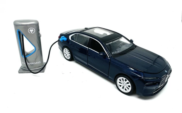 BMW I7 elektryczne niebieskie 1/32, MSZ